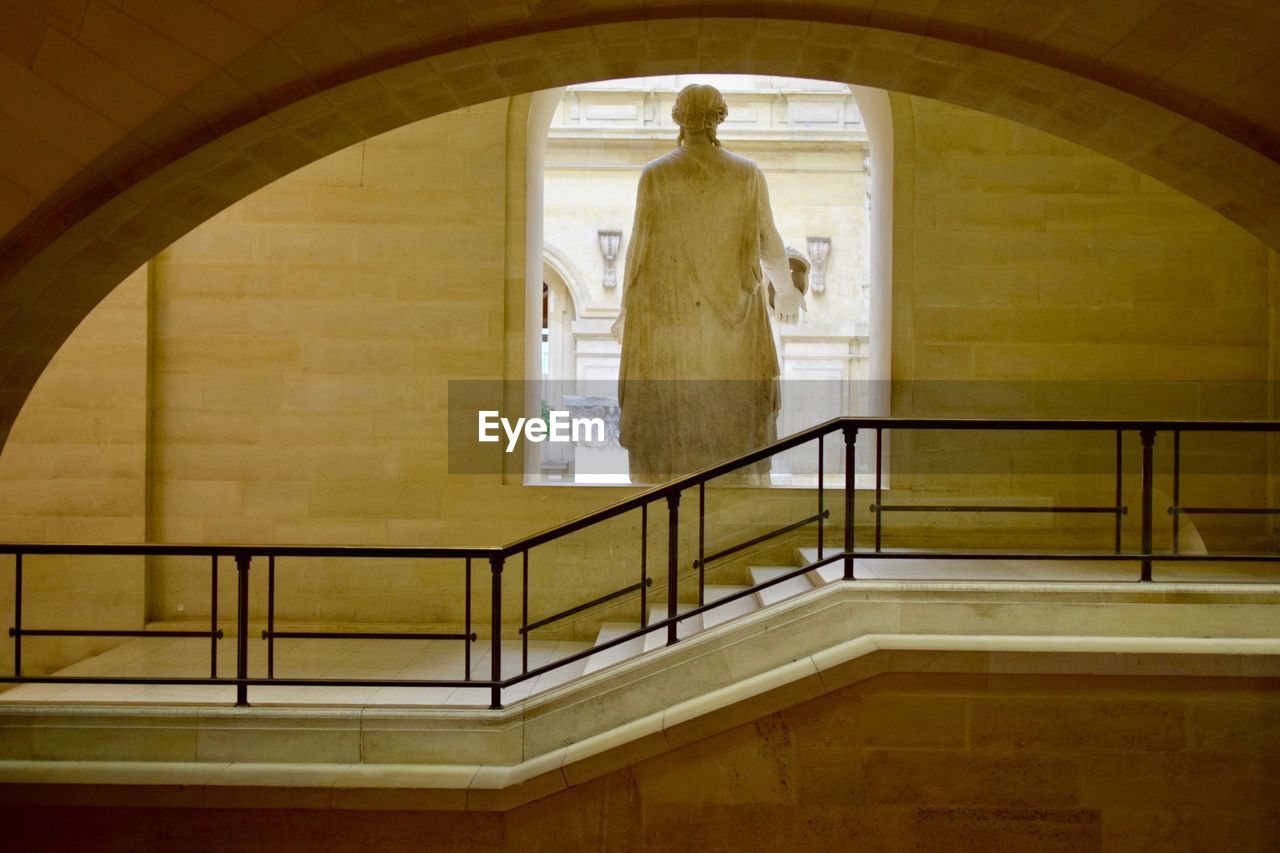 LOW ANGLE VIEW OF STATUE OF STEPS