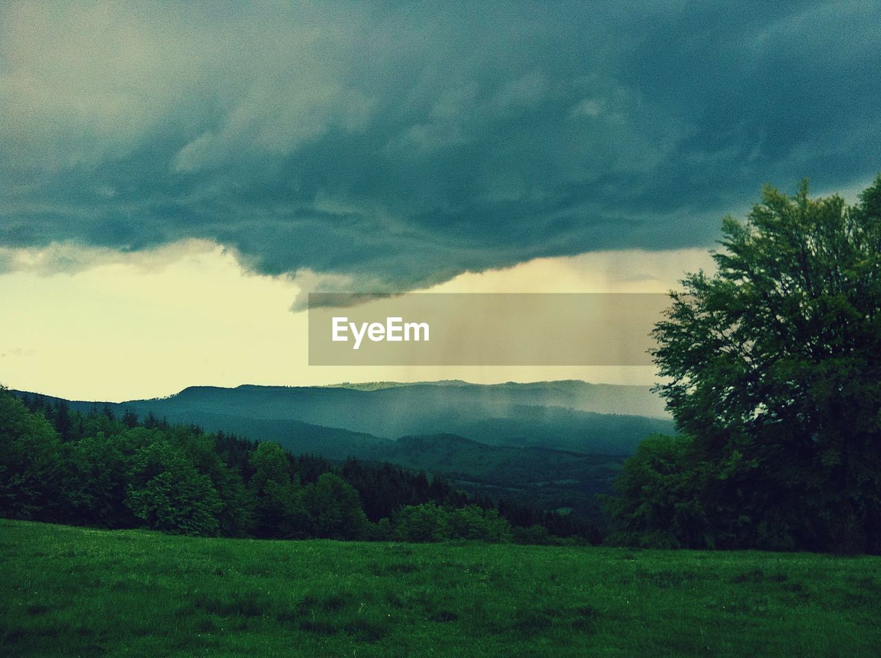 SCENIC VIEW OF LANDSCAPE AGAINST CLOUDY SKY