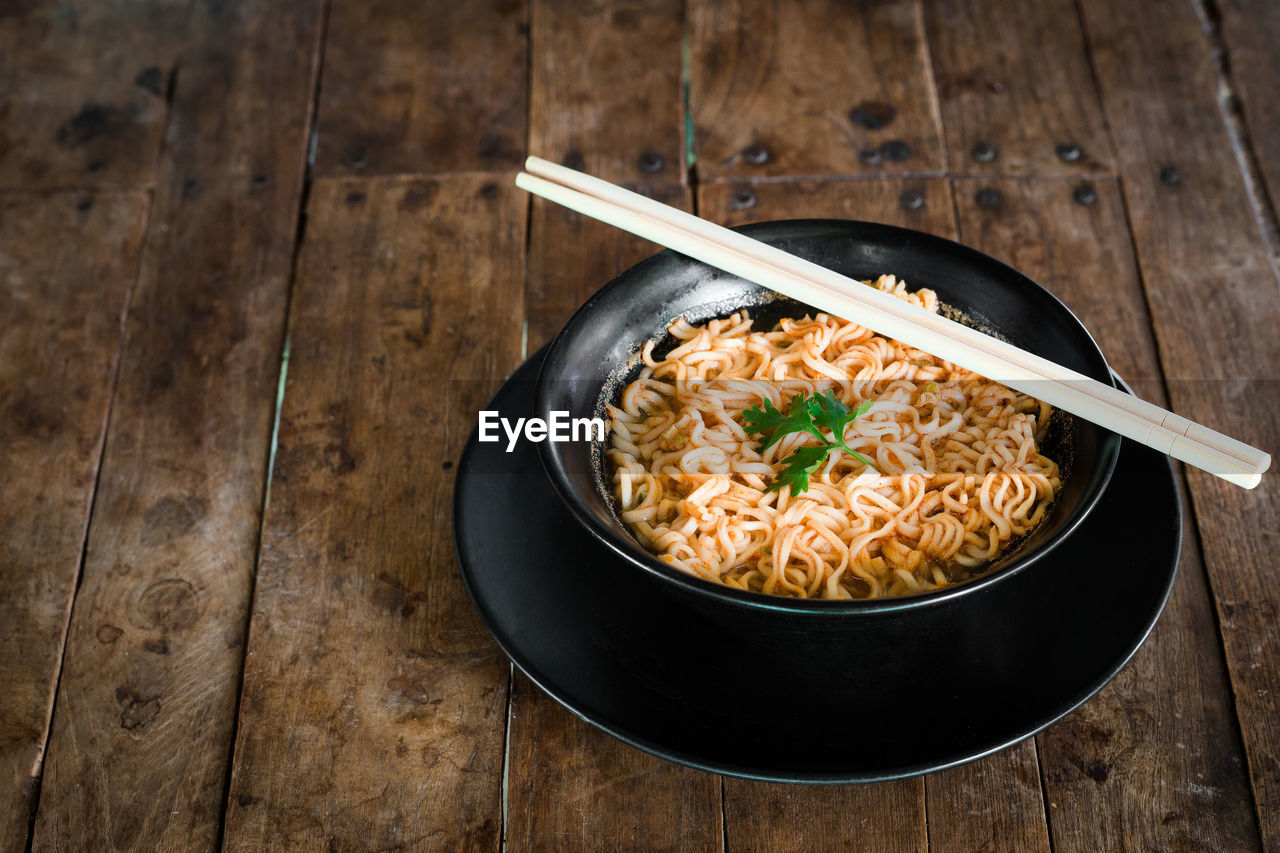 HIGH ANGLE VIEW OF FOOD IN BOWL