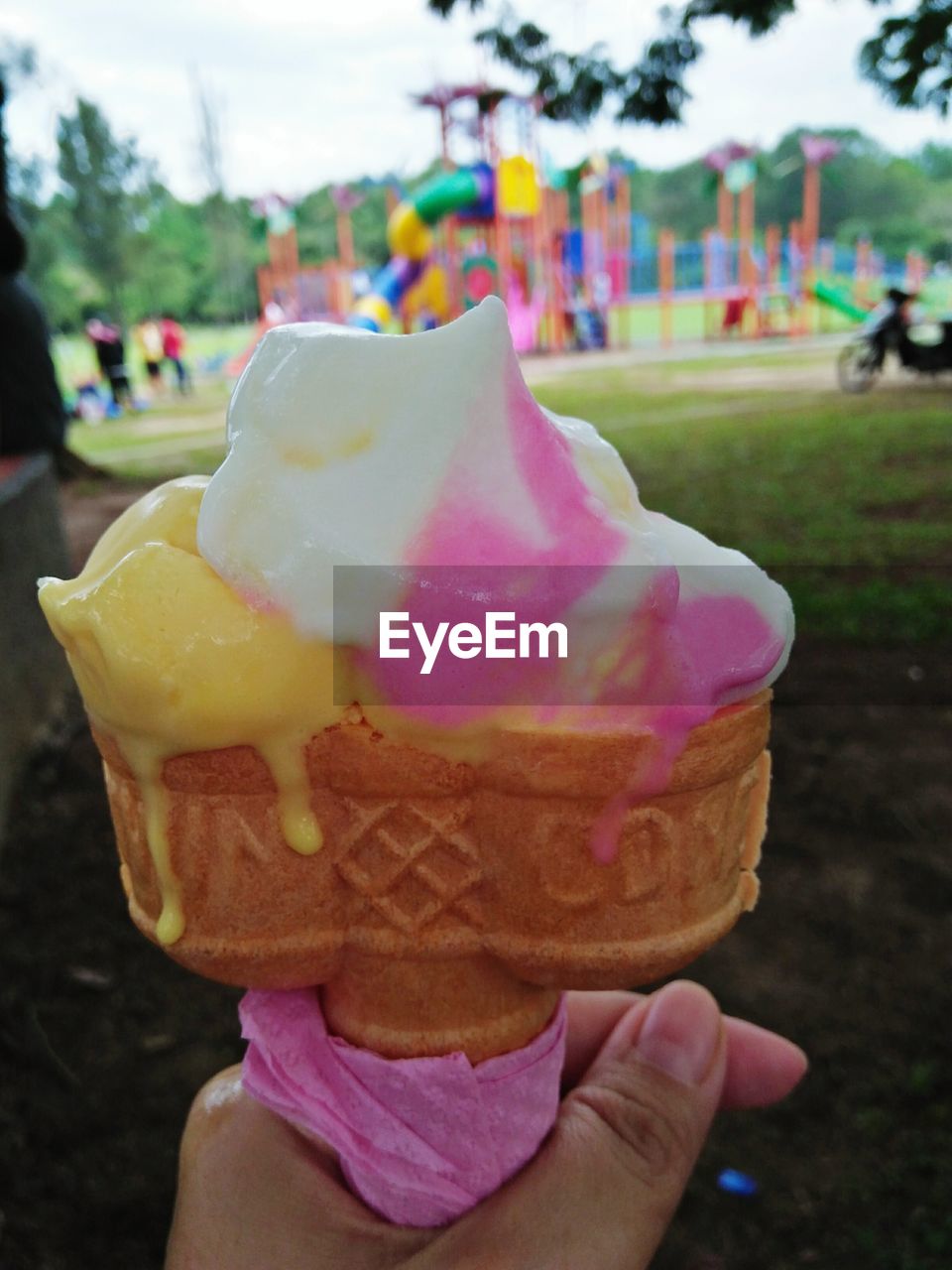 CROPPED IMAGE OF PERSON HOLDING ICE CREAM CONE