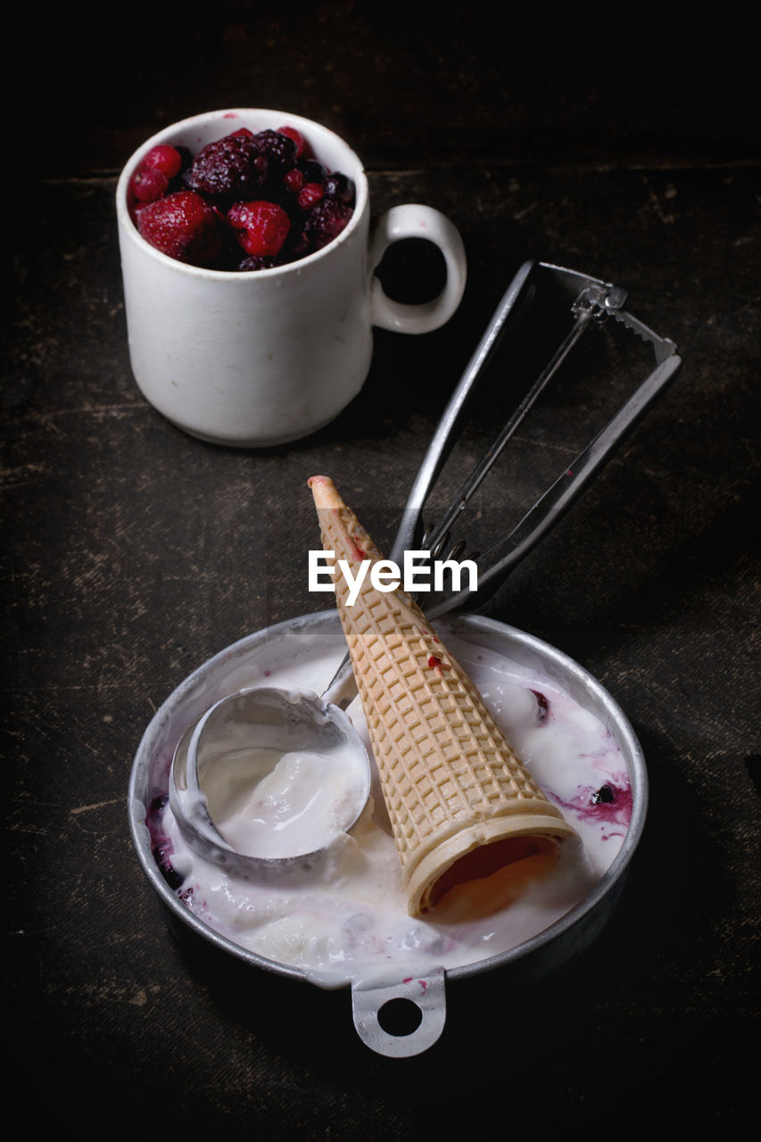 CLOSE-UP OF ICE CREAM IN BOWL