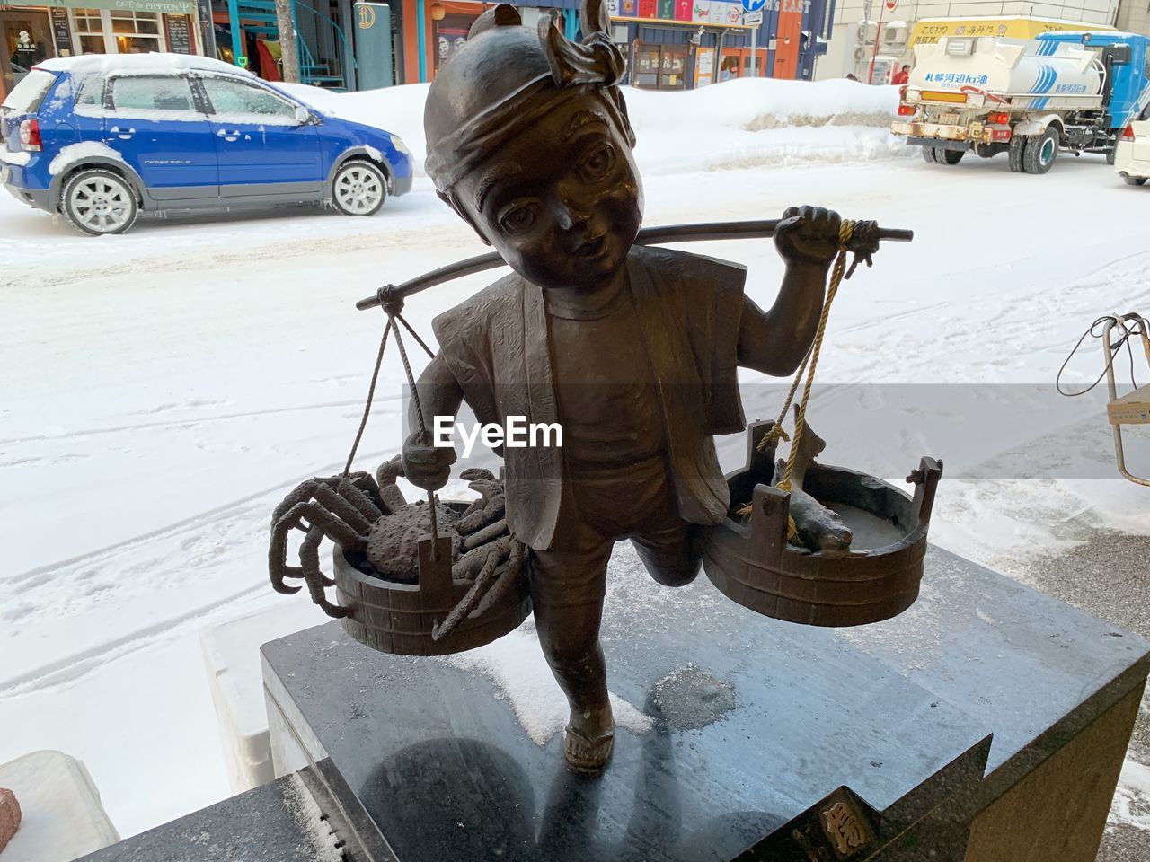 STATUE IN CITY STREET DURING WINTER