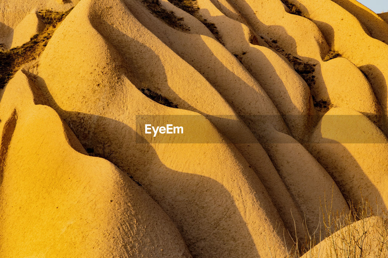 FULL FRAME SHOT OF SAND SHADOW ON BEACH