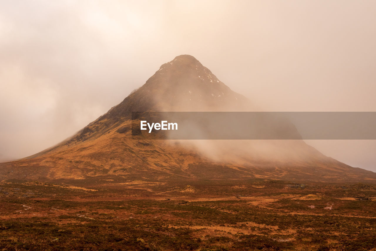 MAJESTIC VIEW OF VOLCANIC MOUNTAIN AGAINST SKY