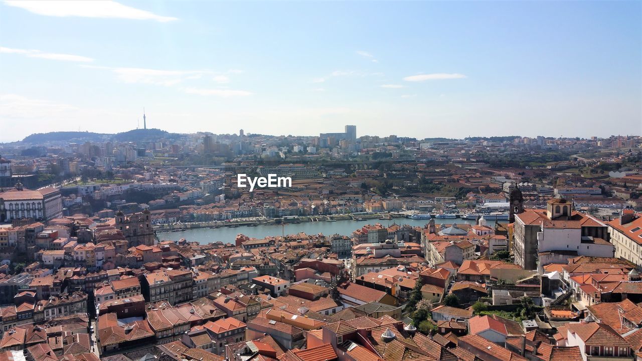 HIGH ANGLE VIEW OF BUILDINGS IN CITY AGAINST SKY