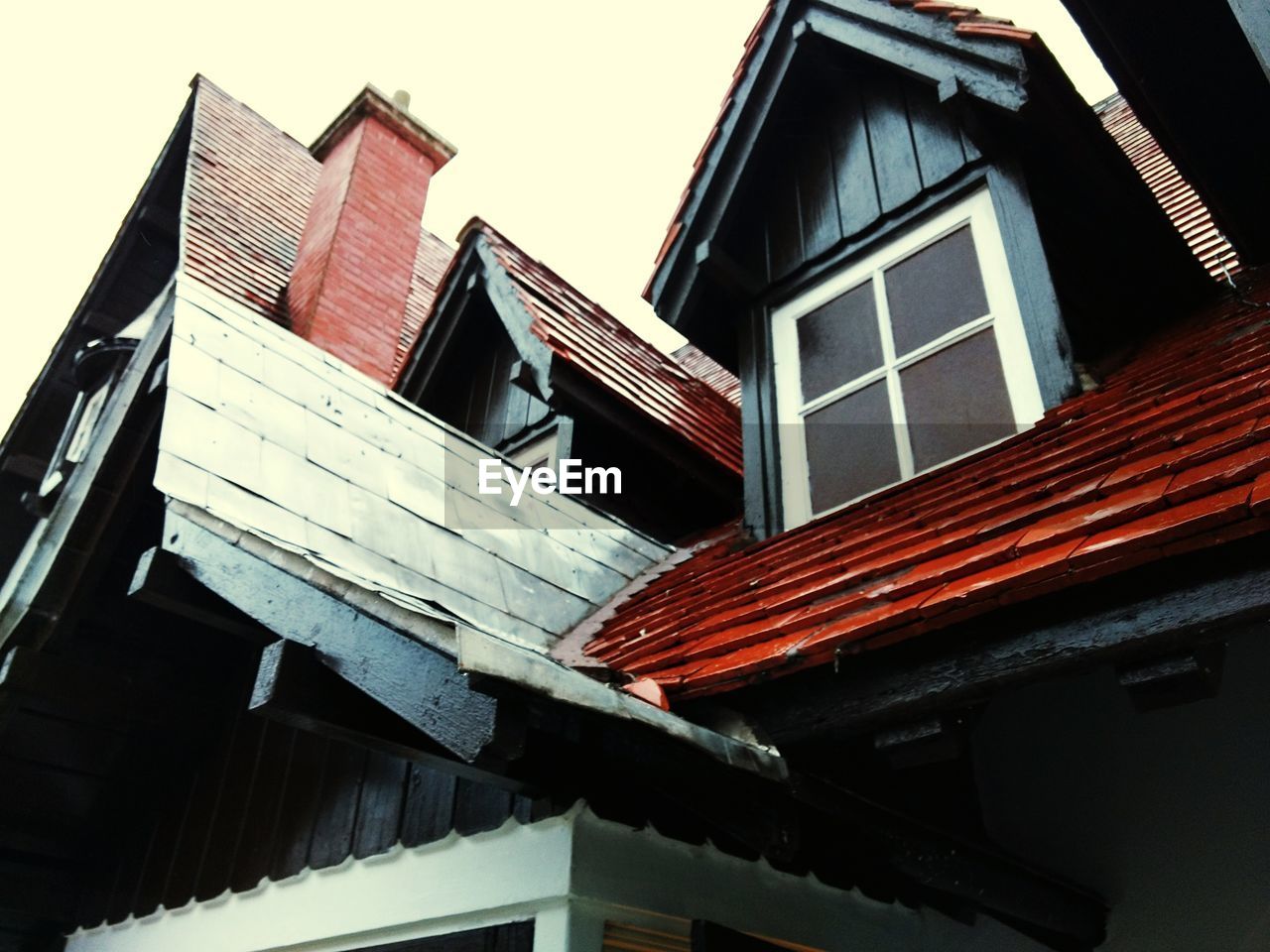 LOW ANGLE VIEW OF RESIDENTIAL BUILDING AGAINST SKY