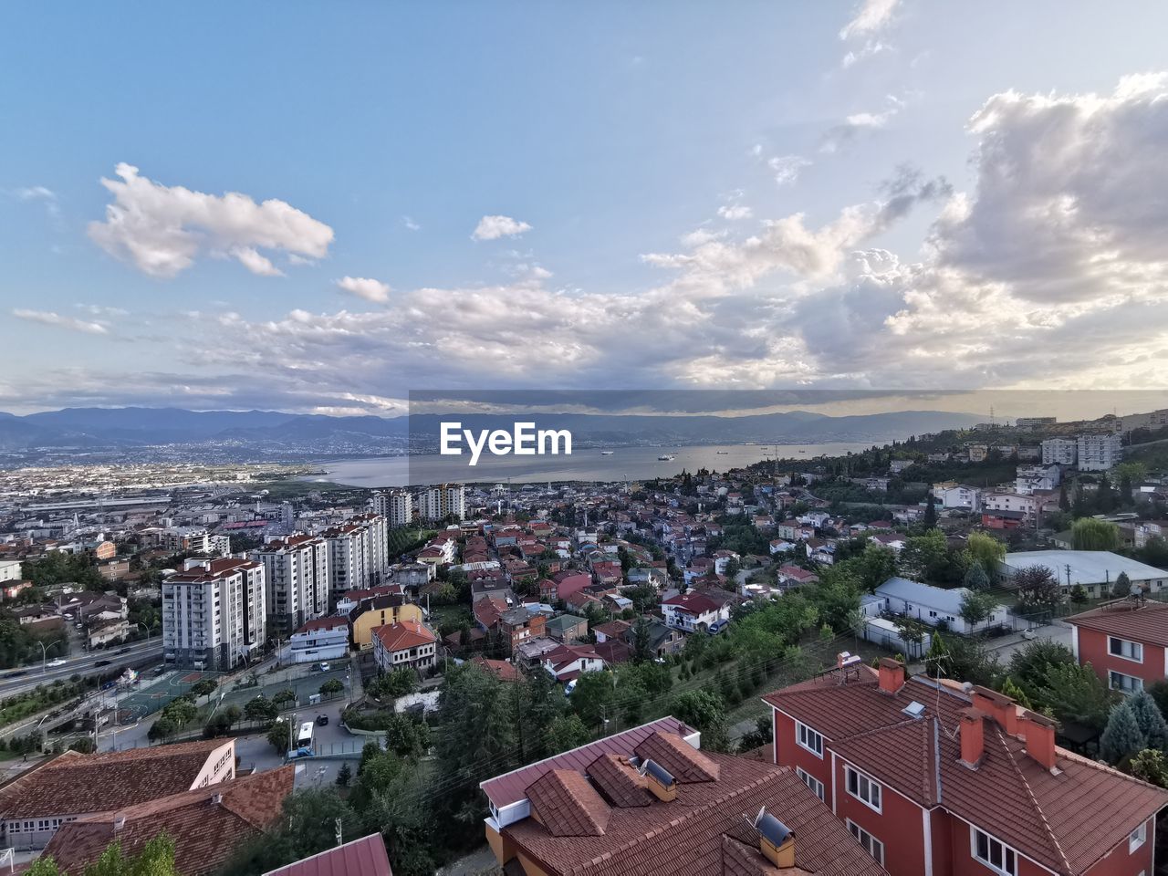 HIGH ANGLE VIEW OF TOWNSCAPE BY CITY AGAINST SKY