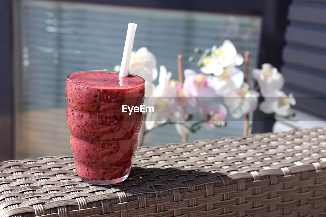 CLOSE-UP OF DRINK WITH ICE CREAM