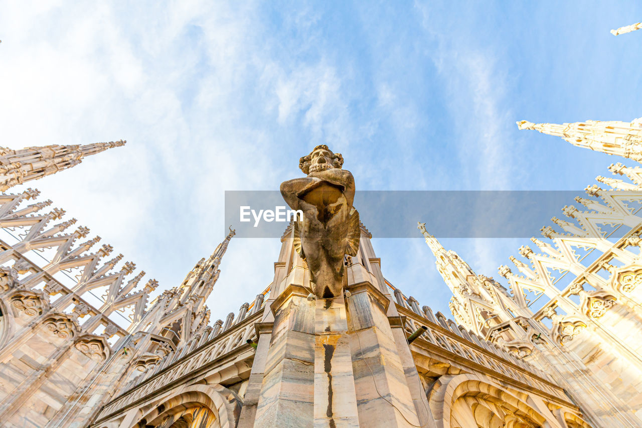 LOW ANGLE VIEW OF STATUE OF A TEMPLE