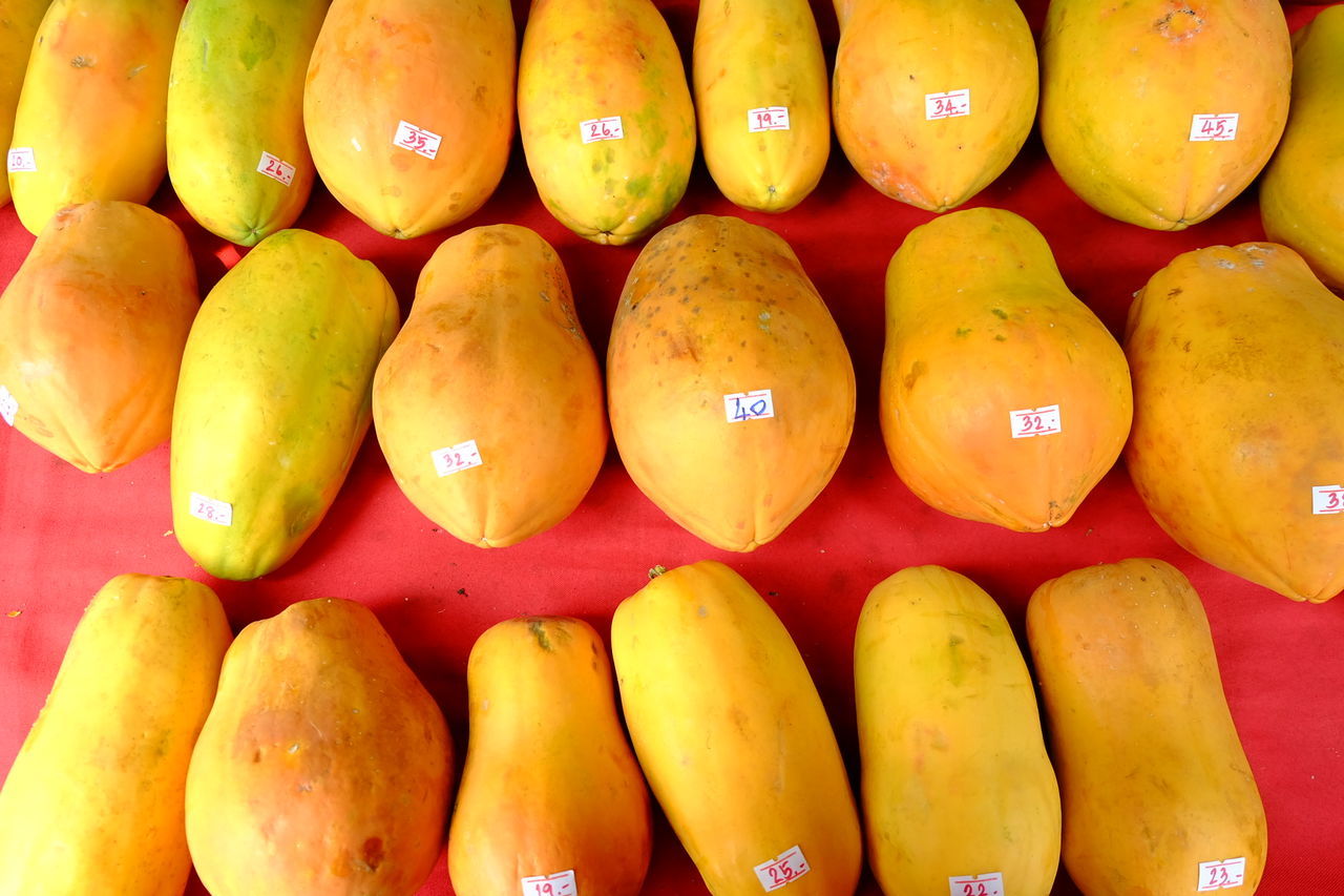 FULL FRAME SHOT OF ORANGES IN MARKET