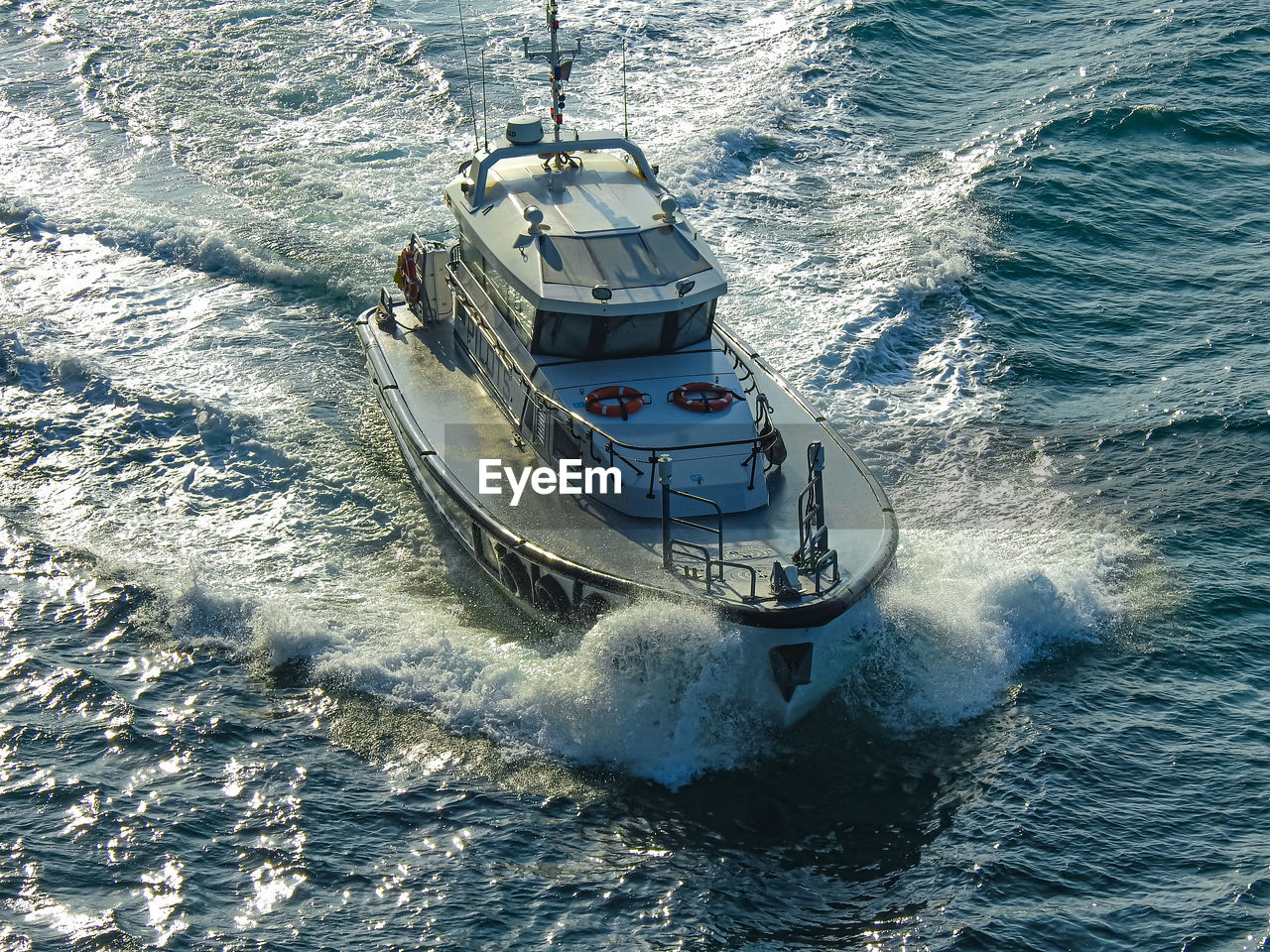 HIGH ANGLE VIEW OF SAILBOAT SAILING ON SEA