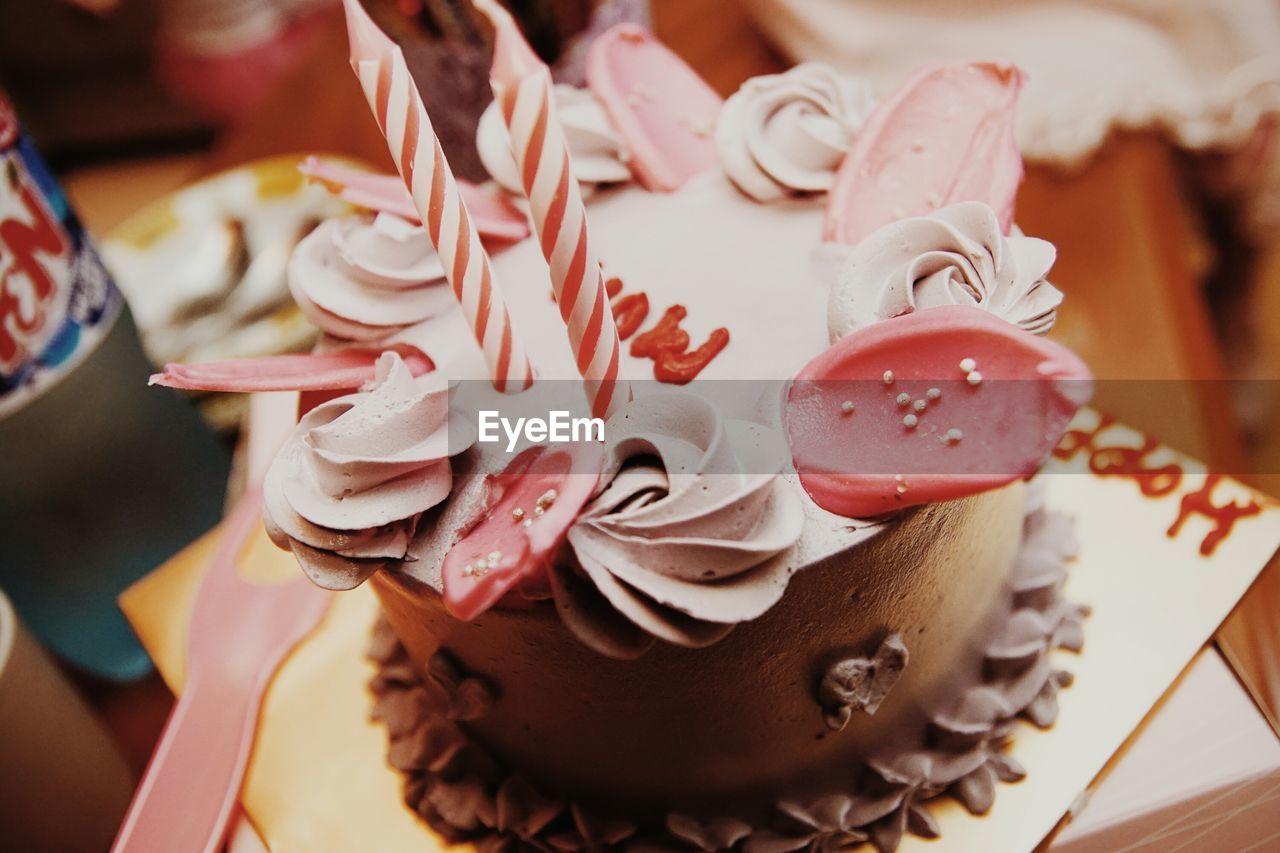 CLOSE-UP OF CUPCAKES ON PLATE