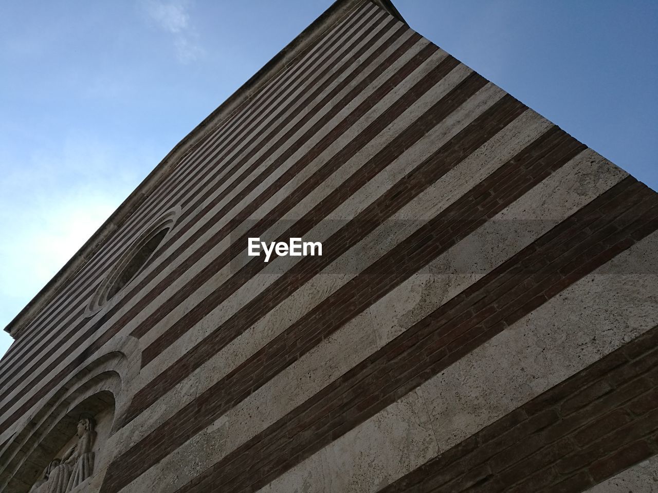 LOW ANGLE VIEW OF BUILT STRUCTURE AGAINST SKY