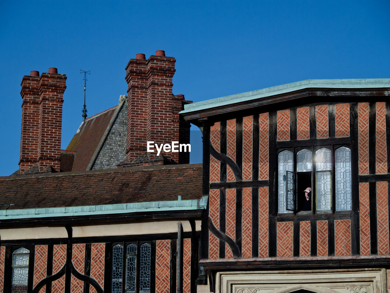 LOW ANGLE VIEW OF BUILDING AGAINST CLEAR BLUE SKY