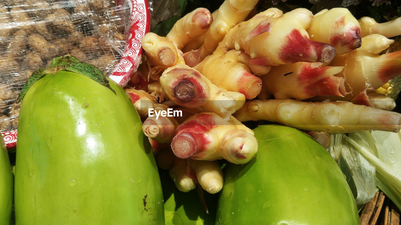 CLOSE-UP OF FRUIT FOR SALE IN MARKET