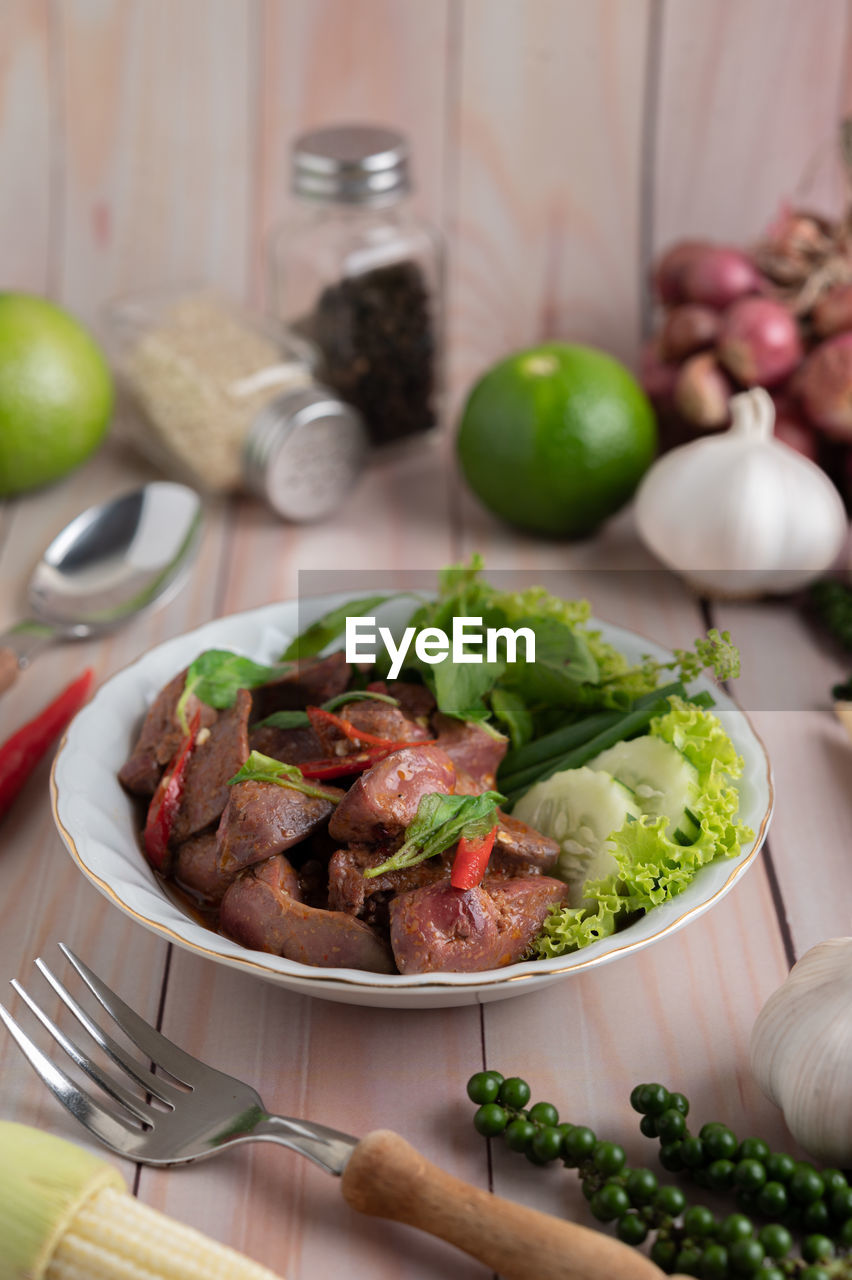 HIGH ANGLE VIEW OF VEGETABLES ON TABLE