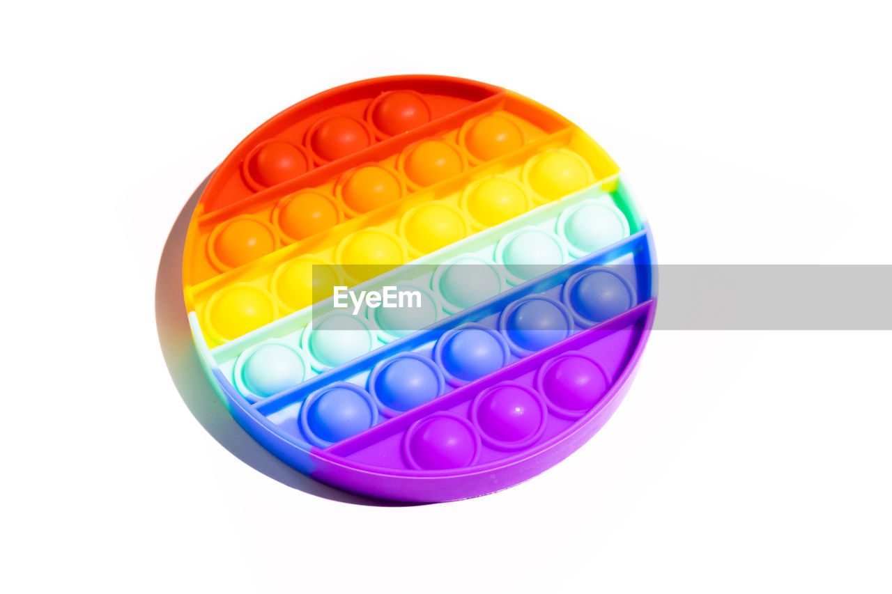 HIGH ANGLE VIEW OF MULTI COLORED PENCILS ON WHITE BACKGROUND