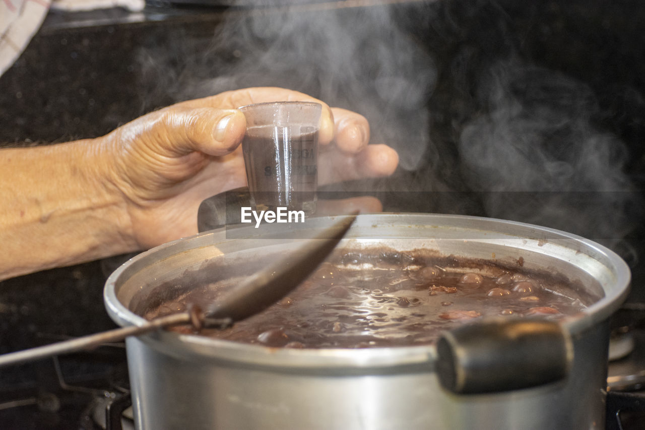 CLOSE-UP OF PERSON PREPARING FOOD