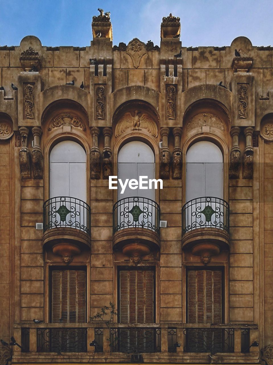 LOW ANGLE VIEW OF HISTORIC BUILDING AGAINST SKY