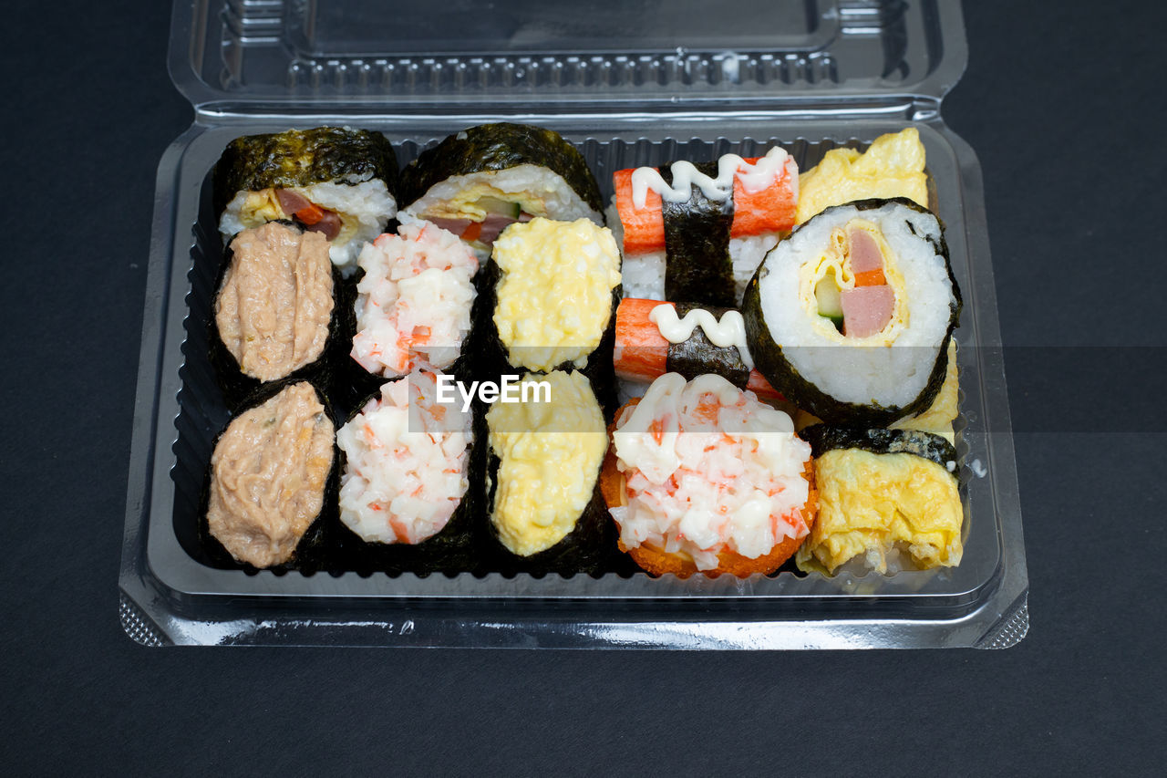 HIGH ANGLE VIEW OF SUSHI SERVED ON TRAY