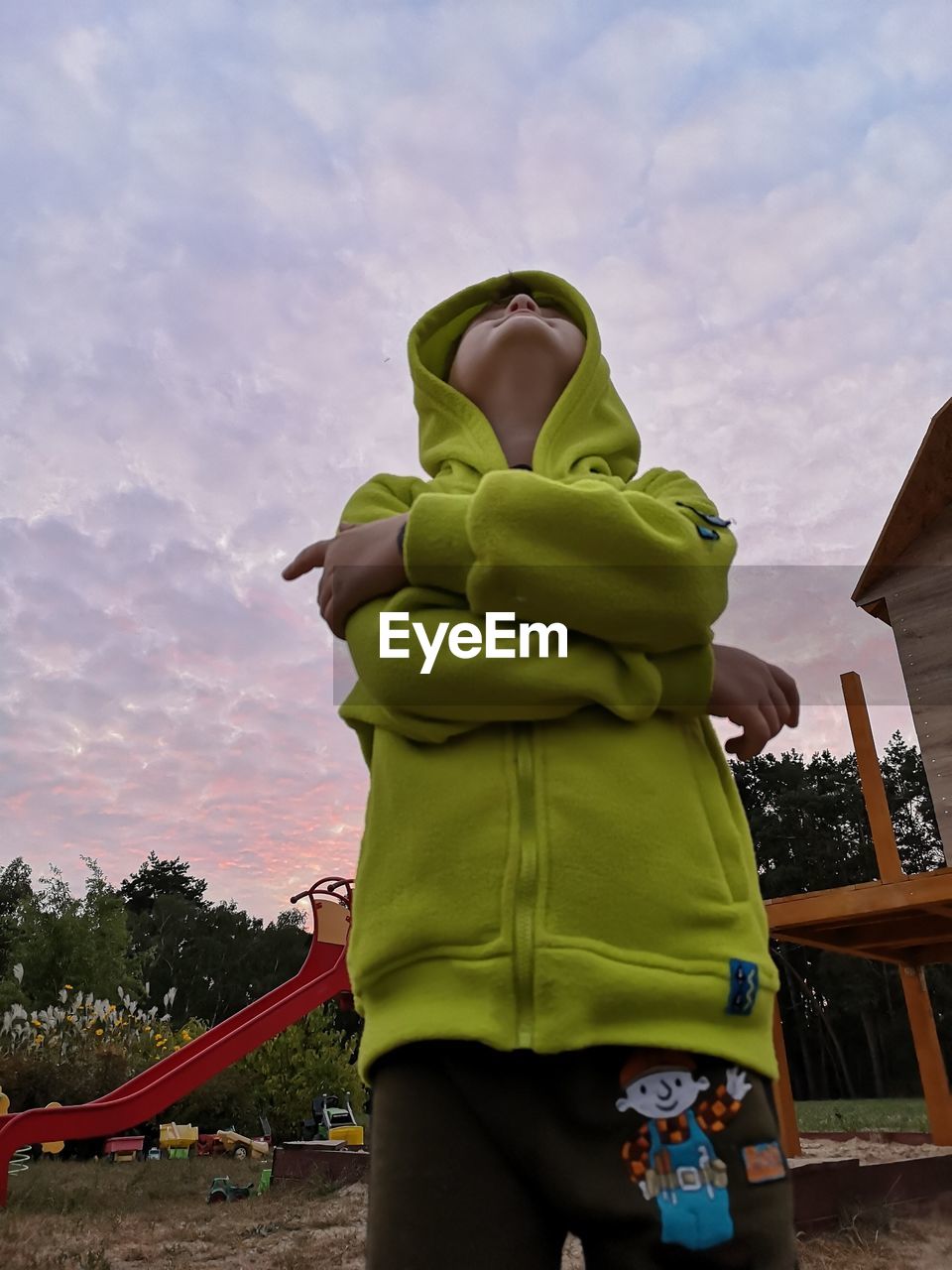 LOW ANGLE VIEW OF MAN STANDING AGAINST SKY