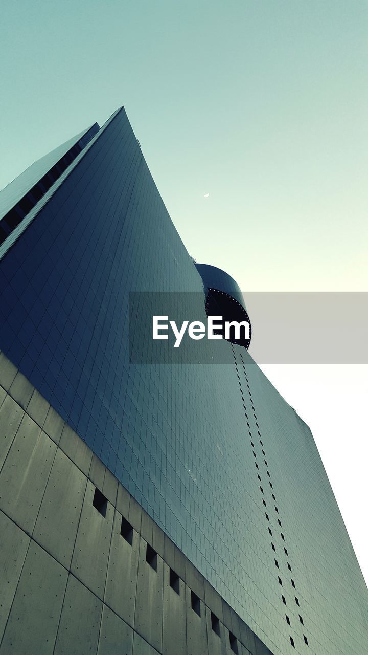 LOW ANGLE VIEW OF MODERN BUILDINGS AGAINST SKY