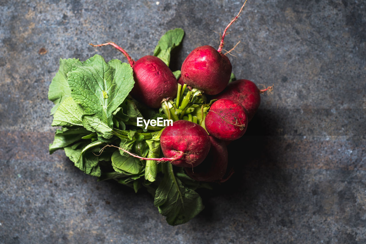 HIGH ANGLE VIEW OF STRAWBERRIES IN CONTAINER ON TABLE