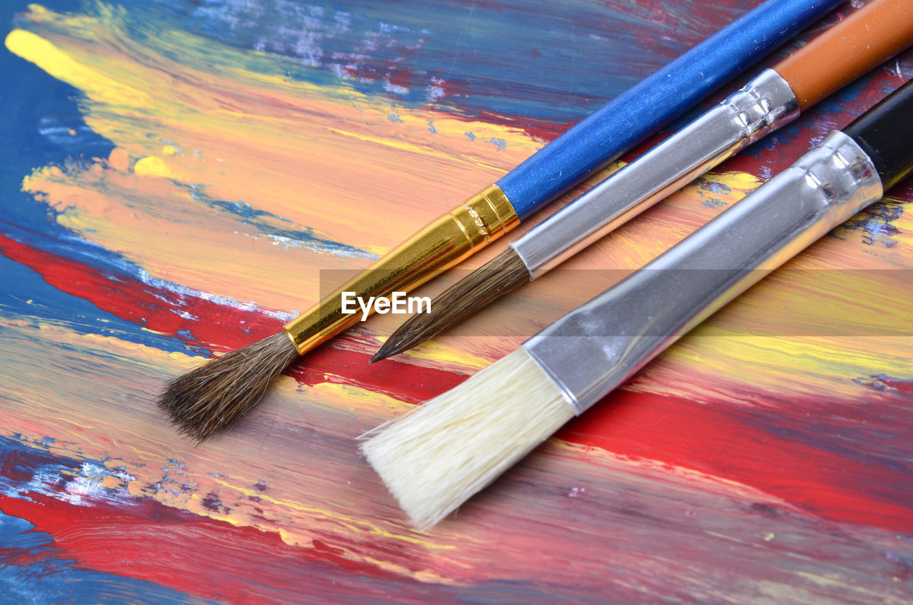 HIGH ANGLE VIEW OF MULTI COLORED PENCILS IN CONTAINER