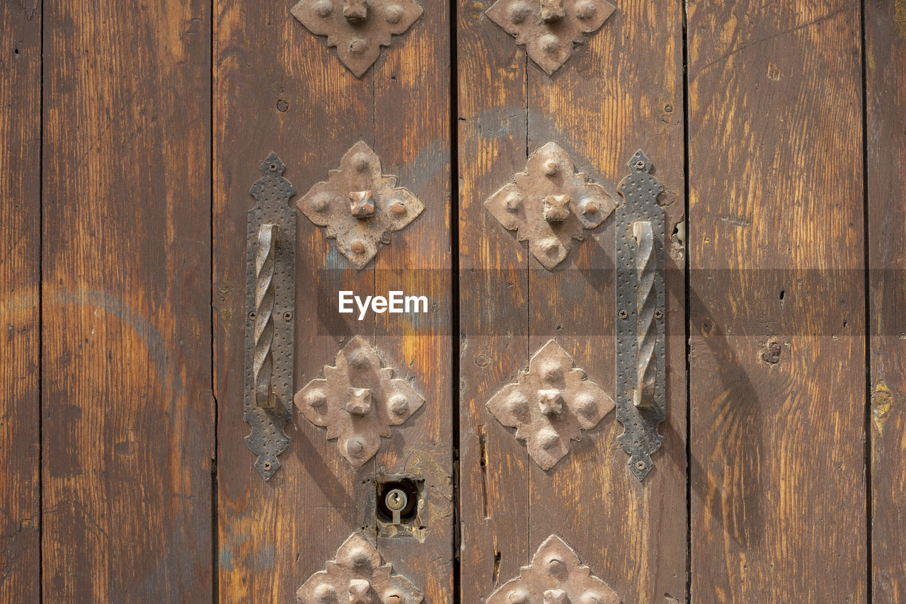 door, wood, entrance, closed, security, protection, door knocker, no people, lock, backgrounds, metal, close-up, full frame, doorknob, knob, furniture, handle, pattern, brown, old, day, floor, wall, door handle, keyhole, iron, textured, outdoors, front door