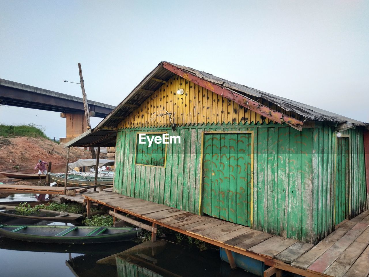 WOODEN POSTS OUTSIDE HOUSE AGAINST SKY