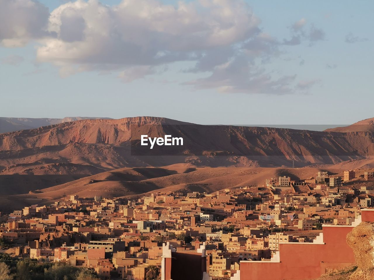 AERIAL VIEW OF TOWNSCAPE AGAINST SKY