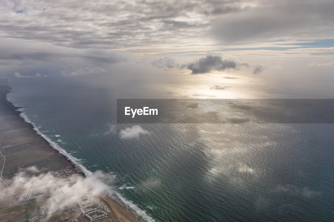 HIGH ANGLE VIEW OF SEA AGAINST CLOUDY SKY