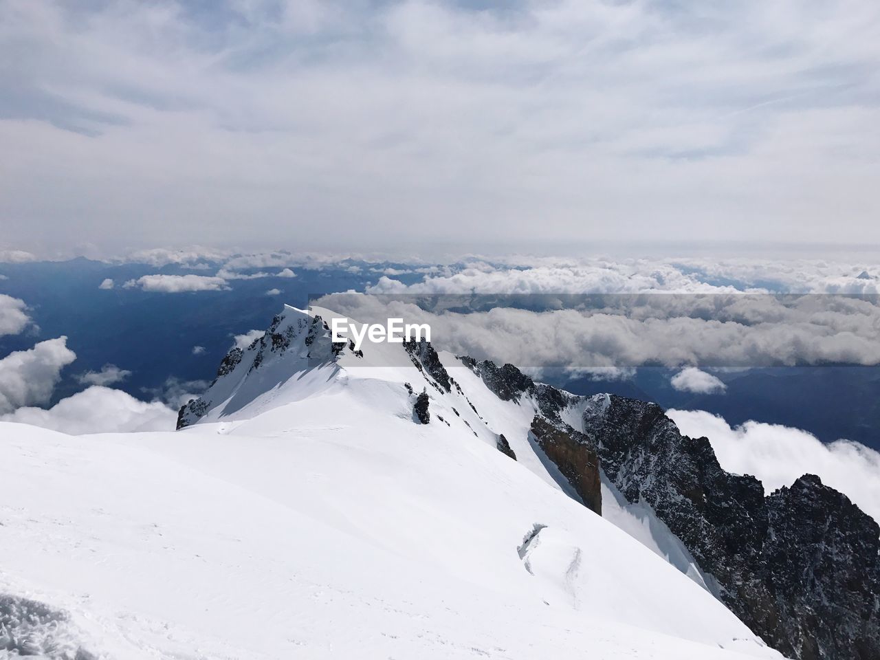 SCENIC VIEW OF SNOW COVERED MOUNTAIN AGAINST SKY