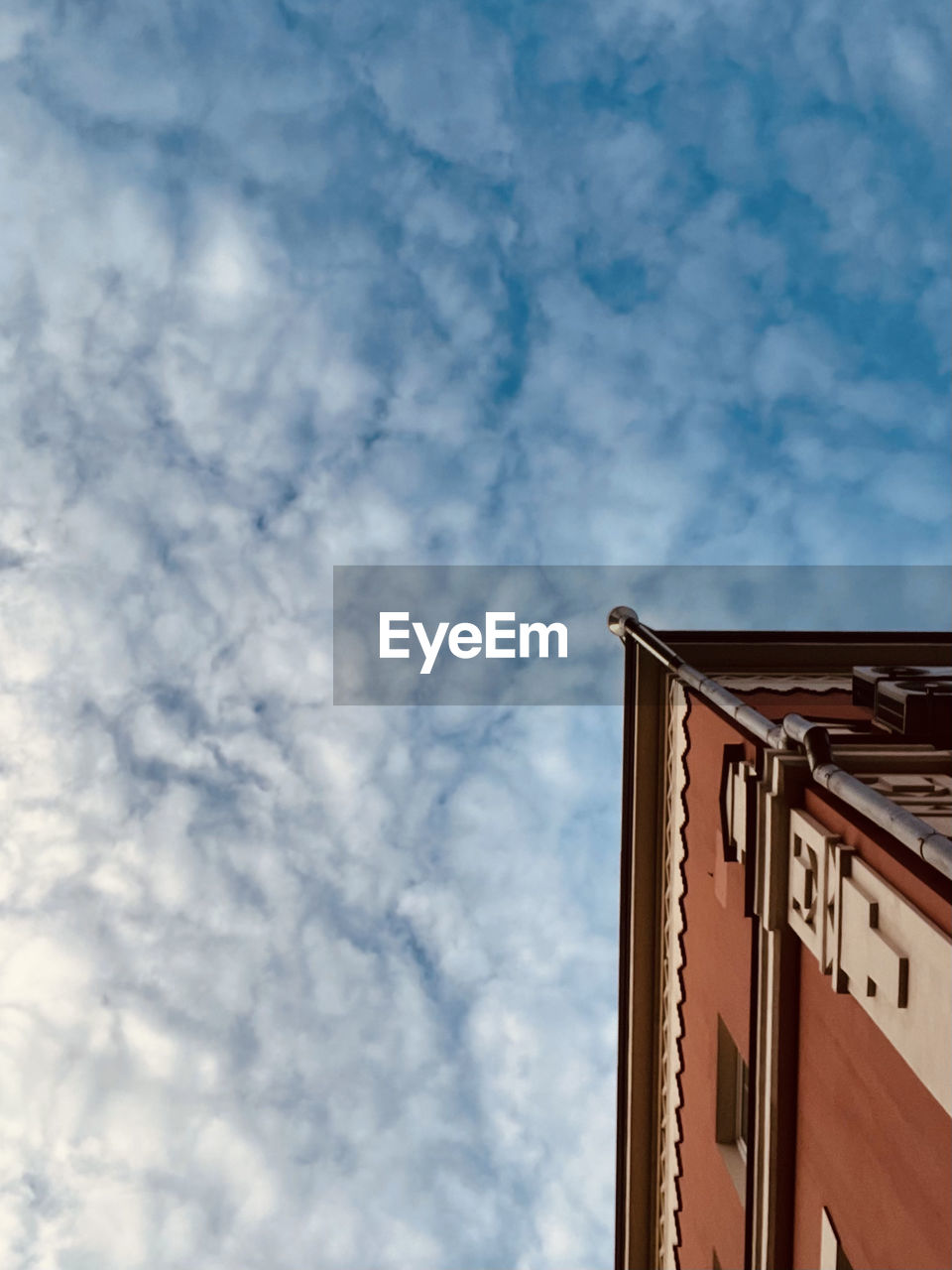 LOW ANGLE VIEW OF BUILDING AGAINST BLUE SKY