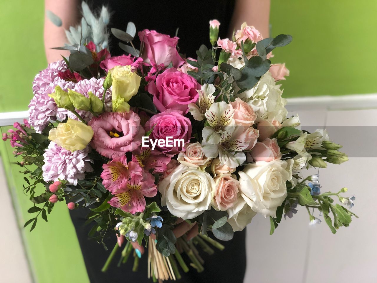 CLOSE-UP OF PINK ROSES BOUQUET