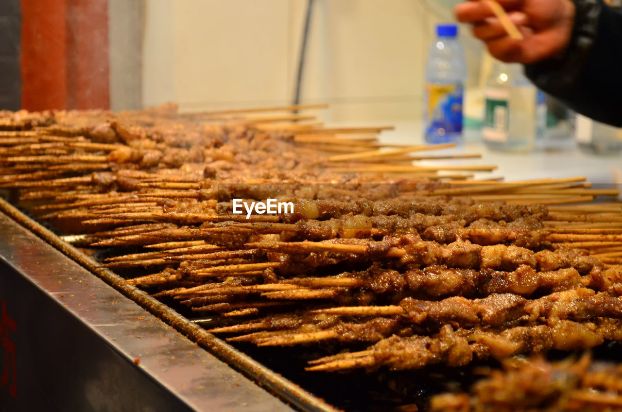 CLOSE-UP OF HAND PREPARING FOOD