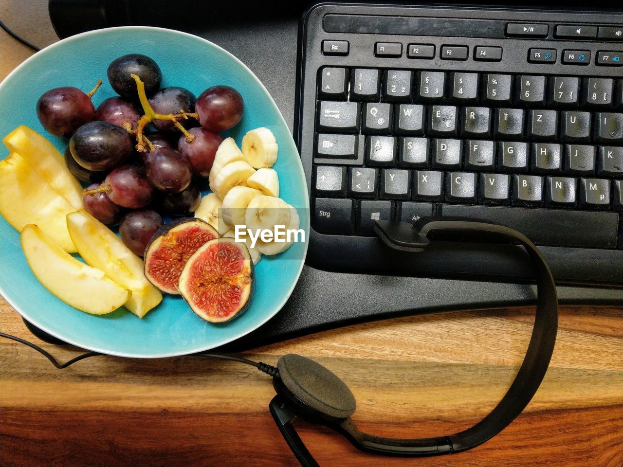 HIGH ANGLE VIEW OF BREAKFAST ON TABLE IN PLATE