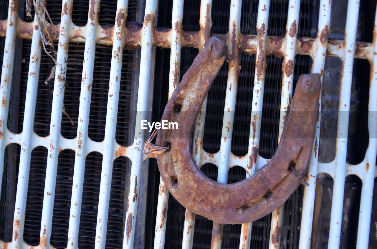 CLOSE-UP OF RUSTY METAL GRATE