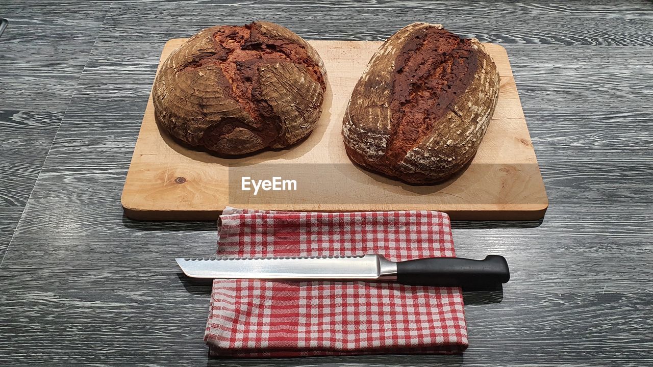 HIGH ANGLE VIEW OF BREAD ON TABLE