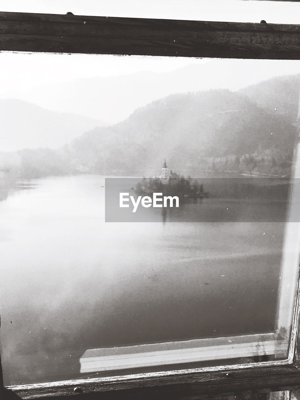 SCENIC VIEW OF LAKE BY MOUNTAIN AGAINST SKY