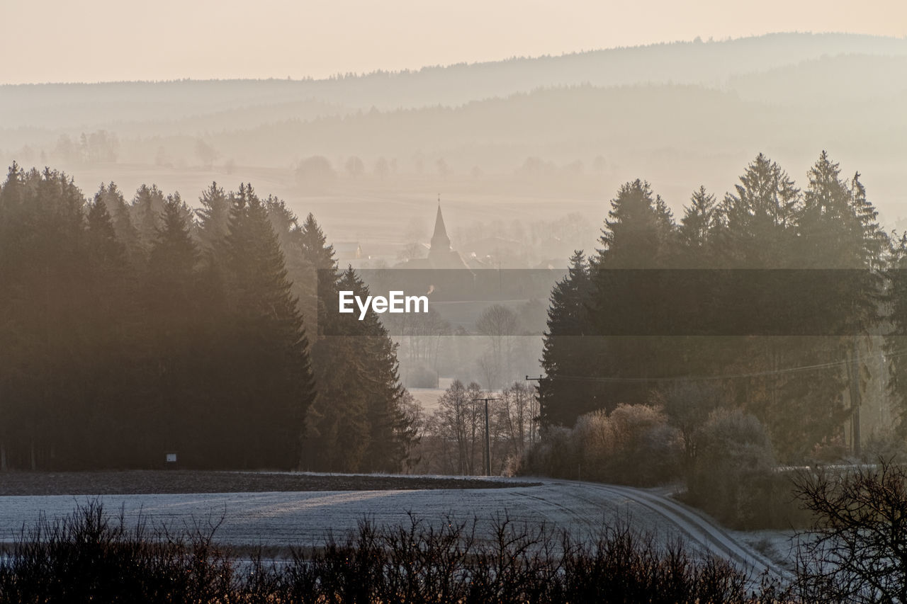 SCENIC VIEW OF SNOW COVERED LAND AGAINST SKY DURING WINTER