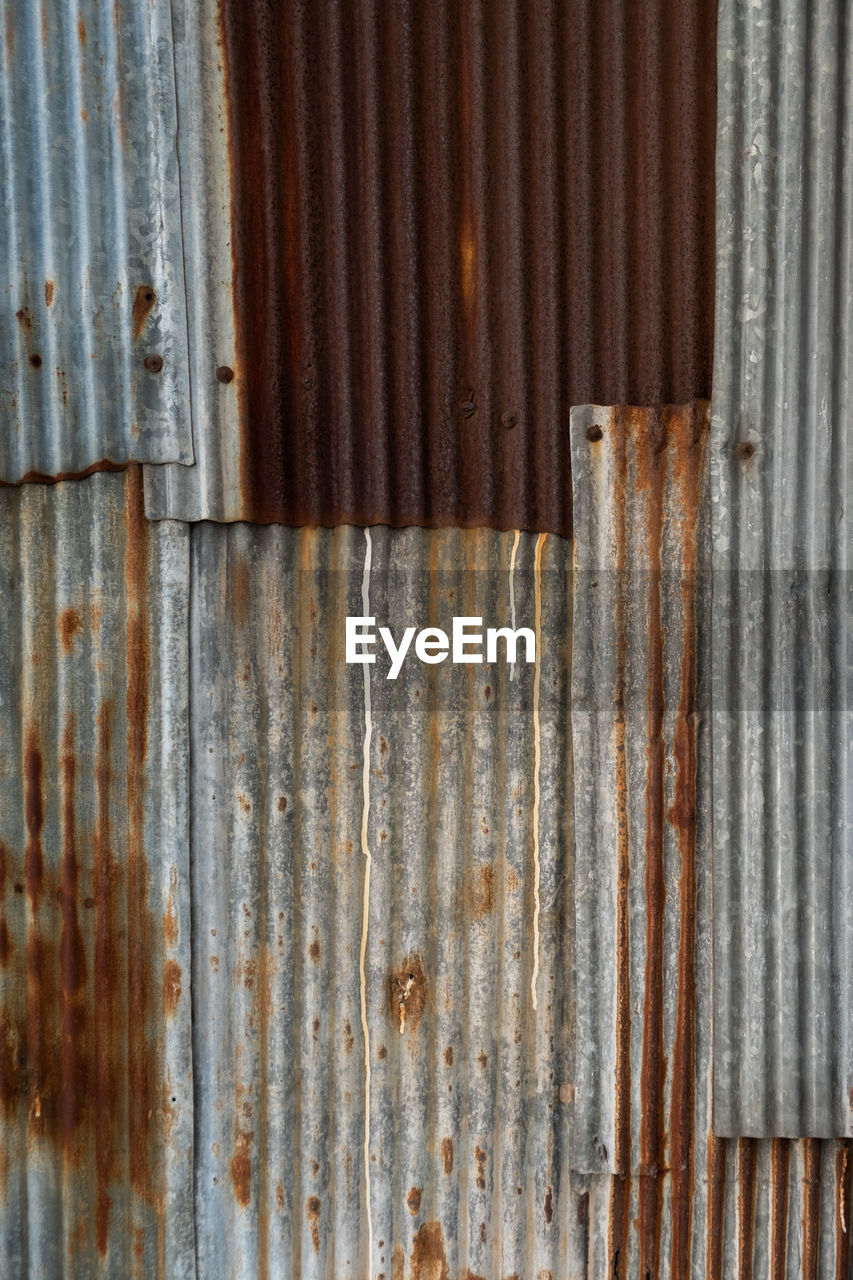 FULL FRAME SHOT OF OLD RUSTY METAL IN WALL