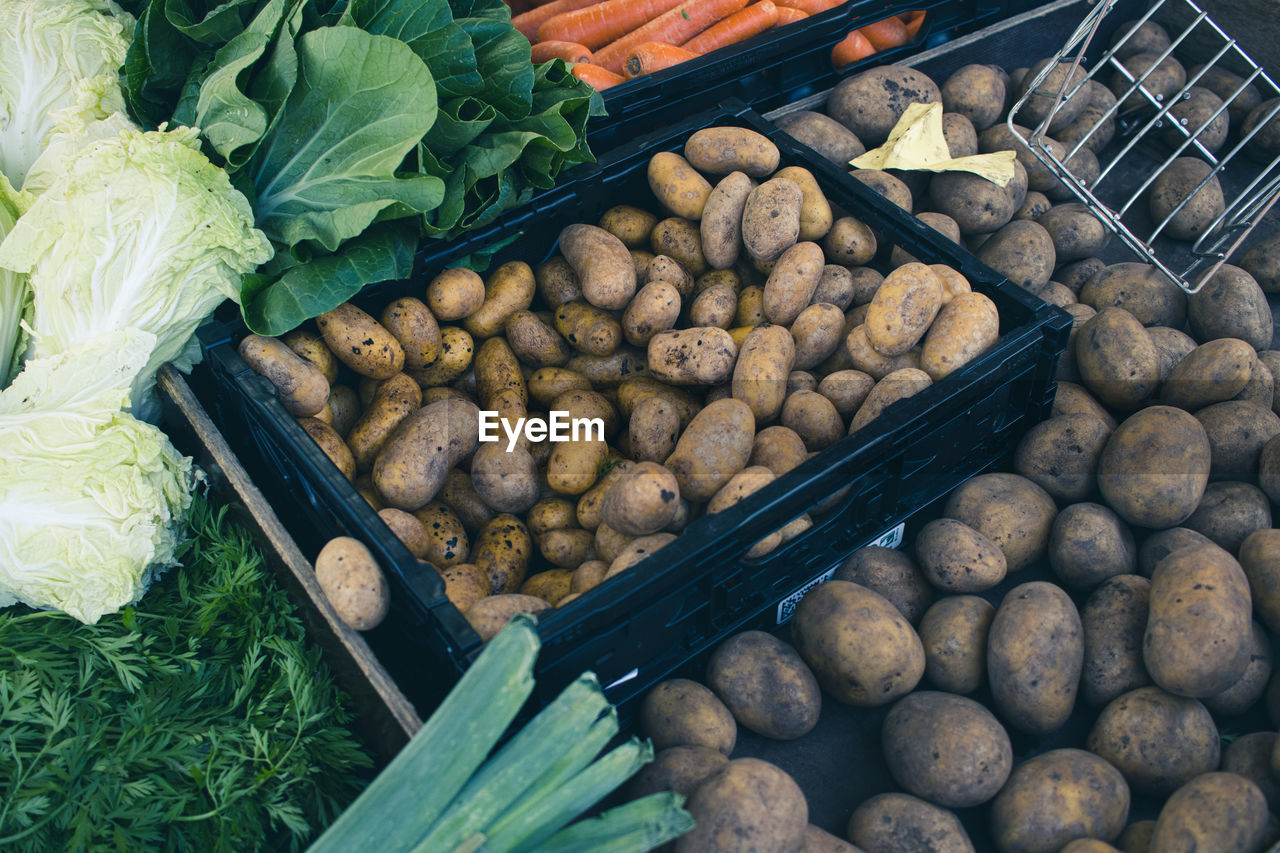 HIGH ANGLE VIEW OF VEGETABLES FOR SALE IN MARKET STALL