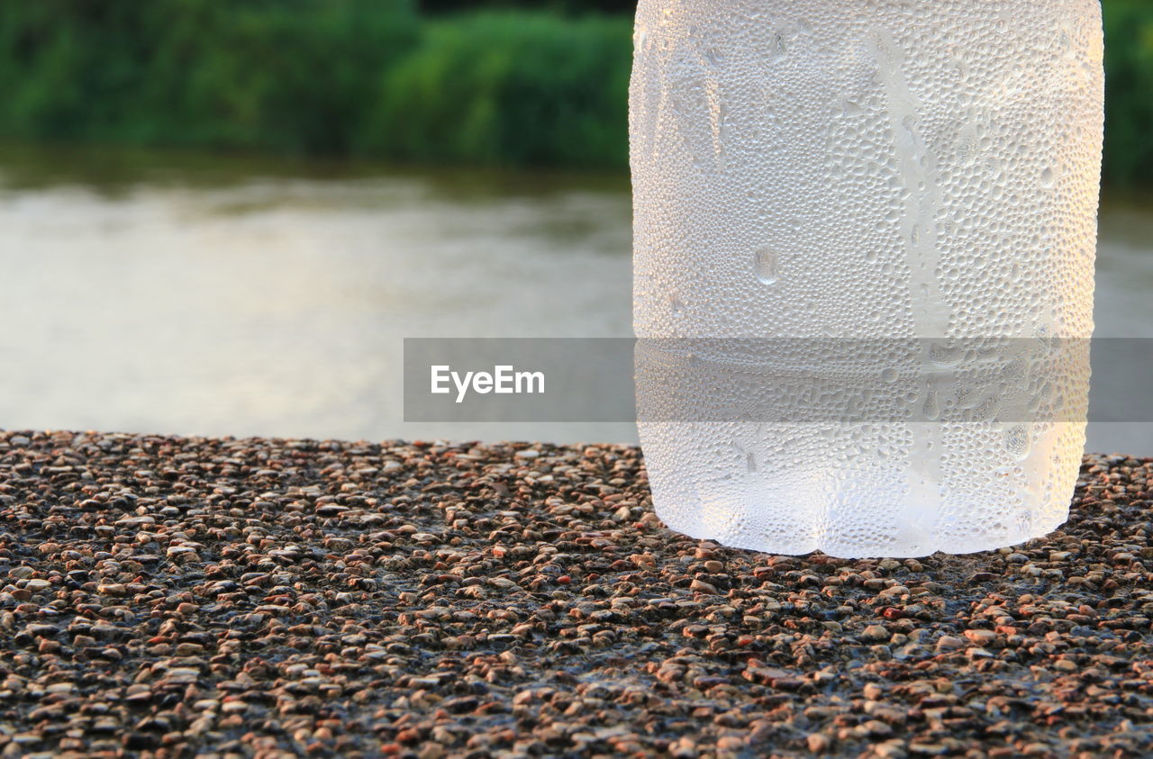 CLOSE-UP OF WATER DROPS ON GLASS