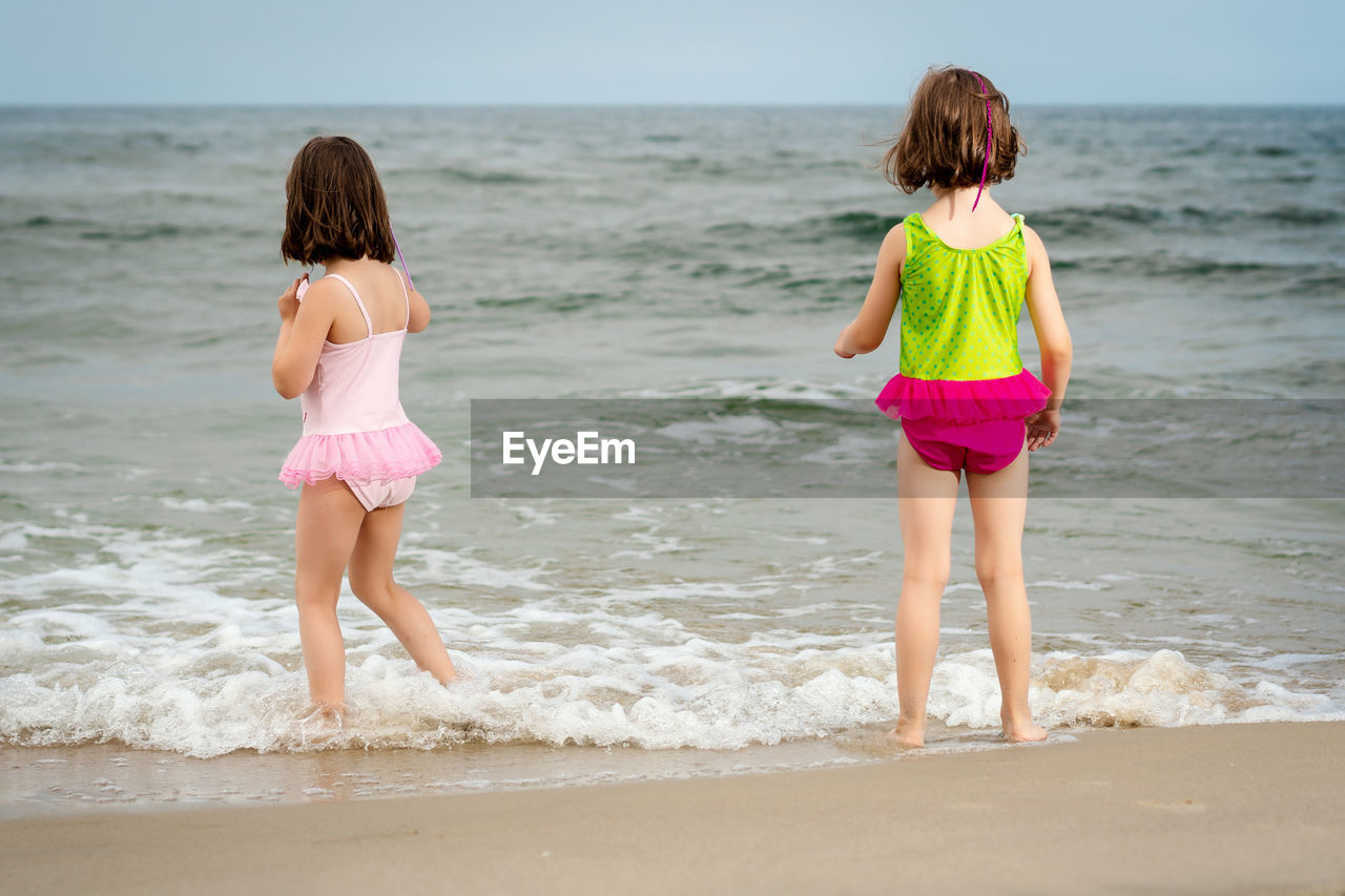 FULL LENGTH REAR VIEW OF WOMAN ON BEACH