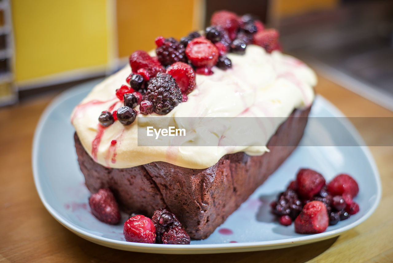 CLOSE-UP OF CAKE IN PLATE