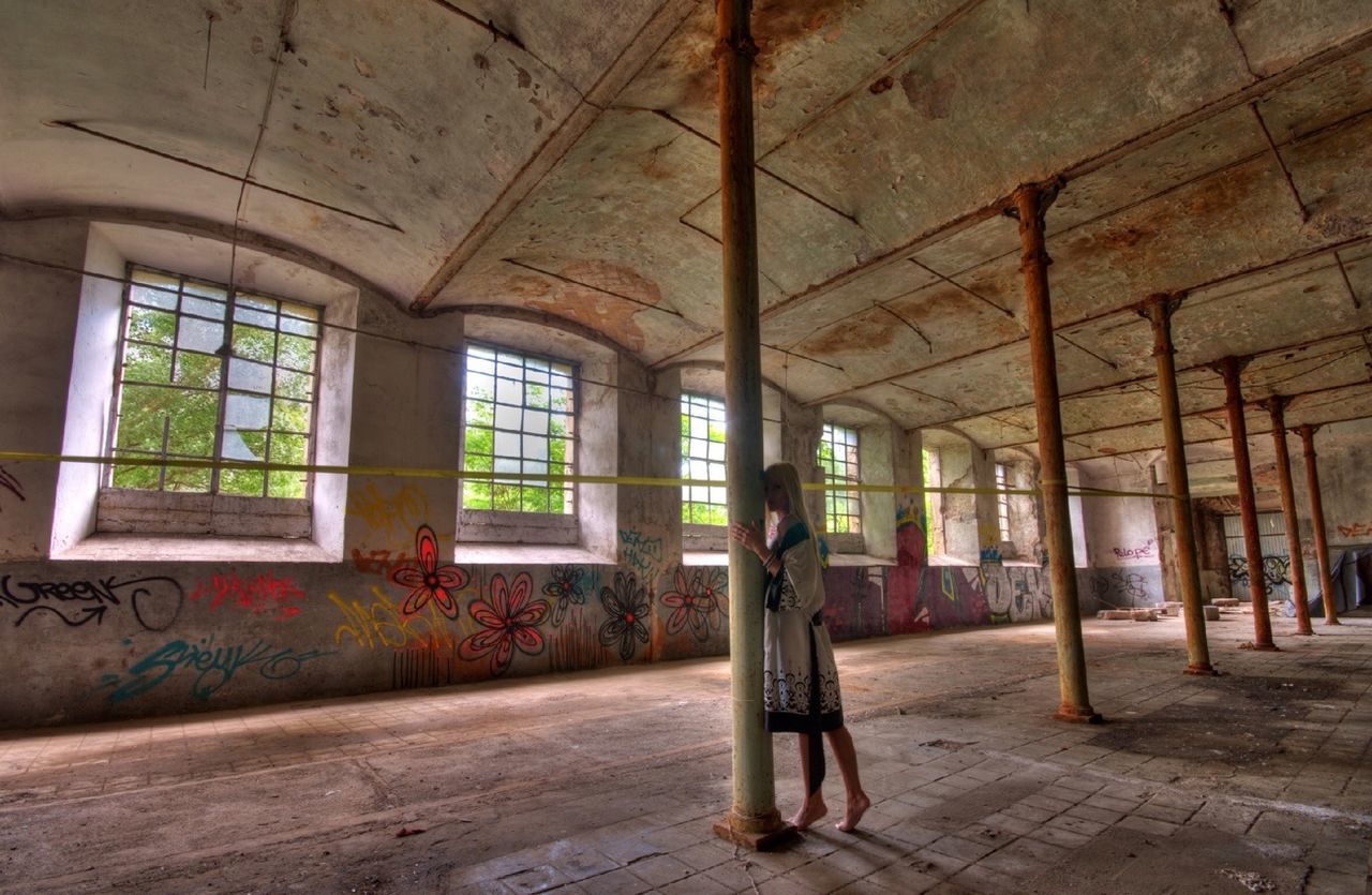 INTERIOR OF EMPTY ROOM