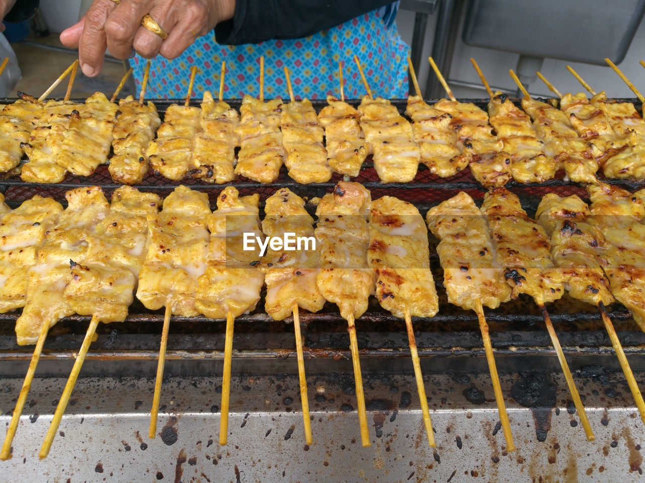 HIGH ANGLE VIEW OF PERSON PREPARING FOOD