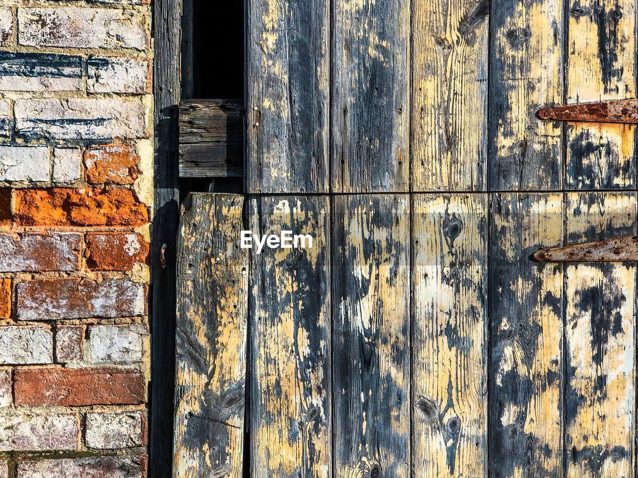 FULL FRAME SHOT OF OLD METAL DOOR