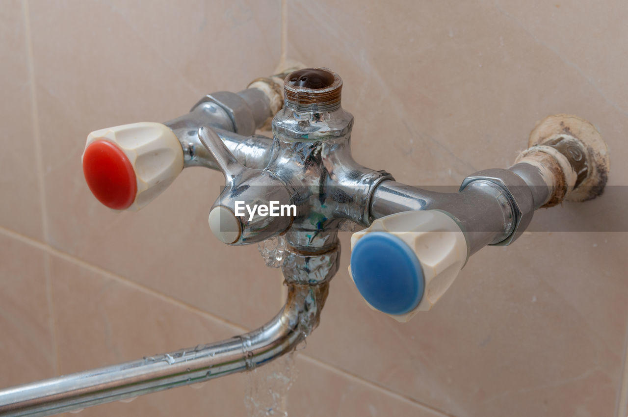 HIGH ANGLE VIEW OF FAUCET IN BATHROOM AT NIGHT